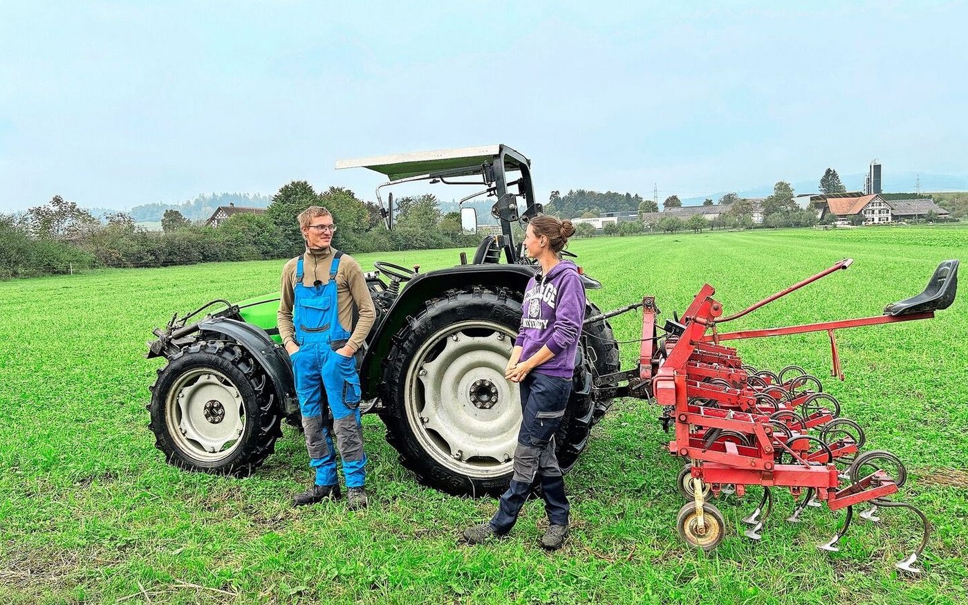 Das Hackgerät habe jahrelang hinter einem alten Holzschopf gestanden, erzählen Simon und Hanna Rindlisbacher. Simon Rindlis-bacher erweckte es zu neuem Leben und installierte Tastarme. Das reduzierte den Arbeitsaufwand fürs Hacken erheblich.