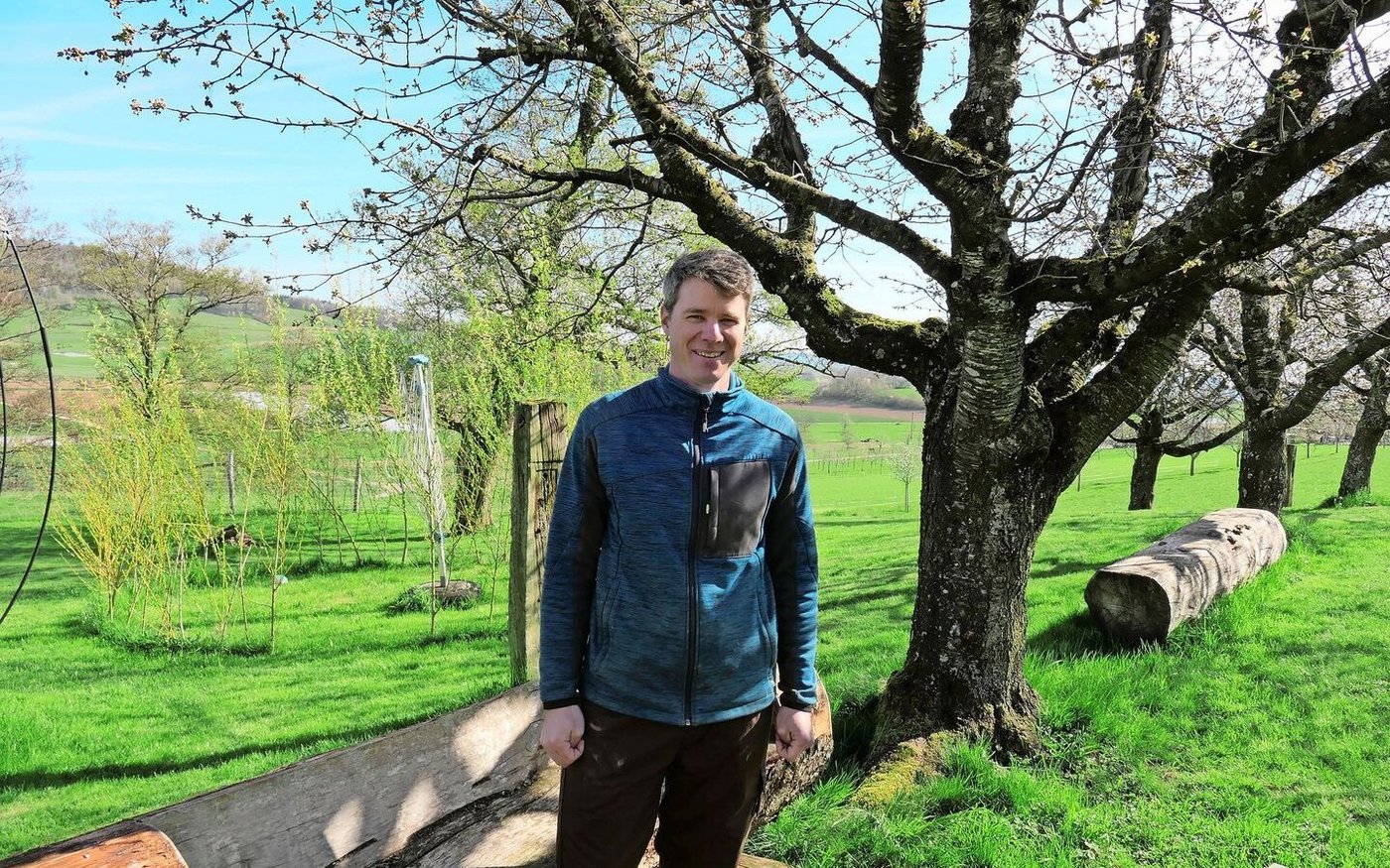 Mischa Müller hat für die Bauernhofspielgruppe, die sich einmal wöchentlich auf dem Weidhof trifft, einen lauschigen Platz geschaffen. 