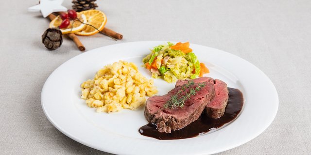 Zebufilet an Holundersauce mit Quarkknöpfli und Wirz. (Bilder SRF/Ueli Christoffel)