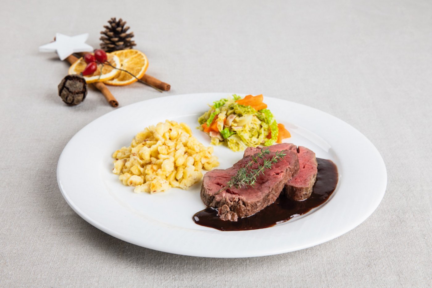 Zebufilet an Holundersauce mit Quarkknöpfli und Wirz. (Bilder SRF/Ueli Christoffel)