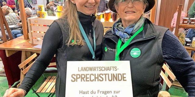 Sandra Siegenthaler (l.) und Eva Kollmann waren als Agrarscouts an der Luga im Einsatz, hier in der Sprechstunde am Stand des Luzerner Bäuerinnen- und Bauernverbands.  