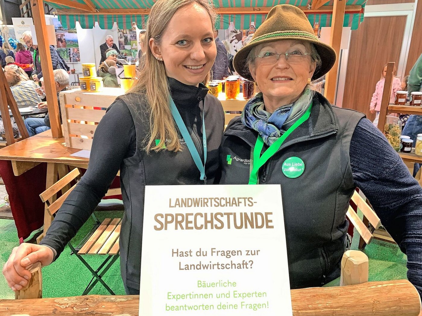 Sandra Siegenthaler (l.) und Eva Kollmann waren als Agrarscouts an der Luga im Einsatz, hier in der Sprechstunde am Stand des Luzerner Bäuerinnen- und Bauernverbands.  