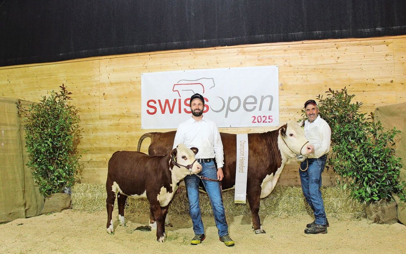 Thomas Tarnutzer aus Schuders GR (rechts) mit der Rassenchampion der Hereford, Kuh Tonja mit Kalb.