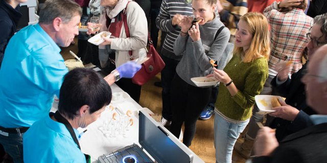 Nach der Preisverleihung beginnt die Arbeit erst: Die Besucher wollen den Aemme Shrimp probieren. (Bild hja)