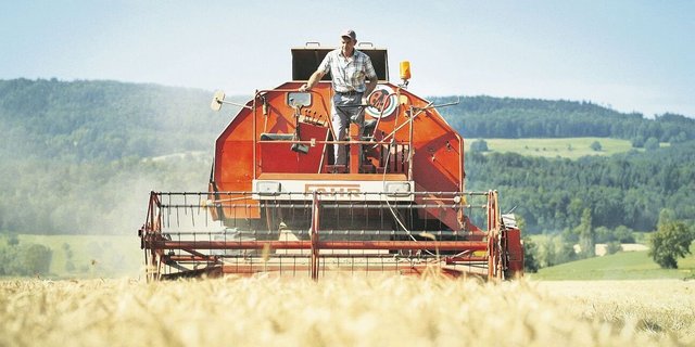 Im Dokumentarfilm von Denner ist Christian Schürch mit seinem Mähdrescher unterwegs. «Diese Maschine bildet nicht unbedingt die Realität auf den Höfen ab», sagt Schürch und lacht dabei. Geliebt habe er aber diese Arbeit.  