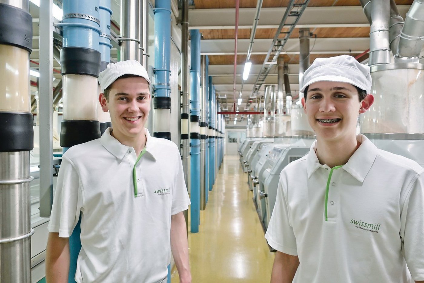 Die weisse Müllerkleidung ist geblieben, ansonsten ist der Beruf heute hoch technisiert: Remo Schmid (links) wird Ende Juli mit seiner Lehre fertig, Daniel Fricker ist im ersten Lehrjahr. (Bild Esther Thalmann) 