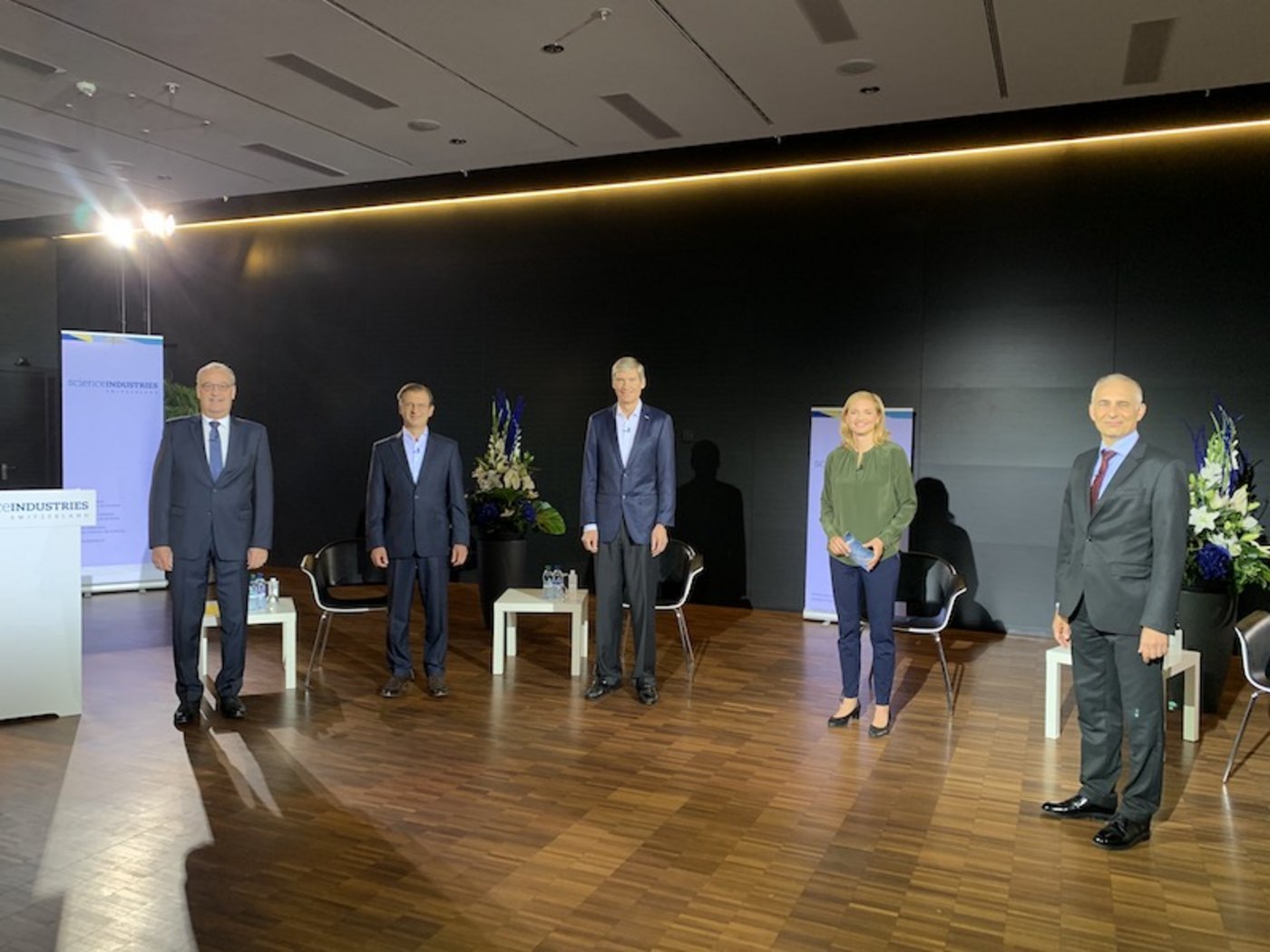 Die Redner an der Online-GV von Scienceindustries von links nach rechts: Bundesrat Guy Parmelin, Matthias Leuenberger, Erik Fyrwald, Esther Keller (Moderation), Klaus Moosmayer. (Bild Scienceindustries)