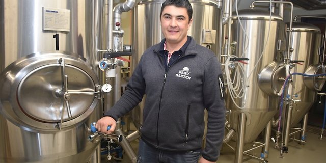 Kai Isele kann sich im Rheinau seinen lang ersehnten Wunsch vom eigenen Bier erfüllen.  (Bilder Thomas Güntert)