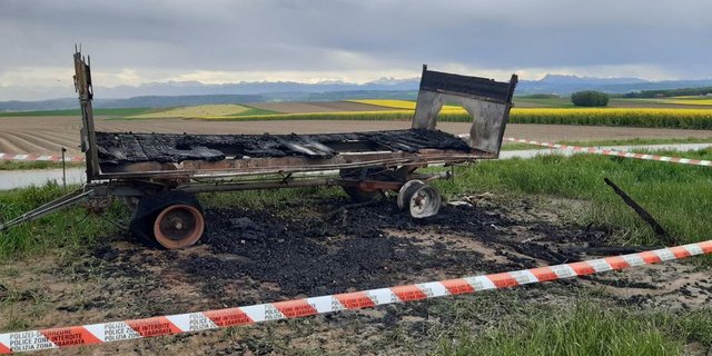 Ein in Brand gesetzter Anhänger, auf dem ursprünglich mal Plakate gegen die Agrar-Initiativen angebracht waren, war einer der traurigen Höhepunkte im Abstimmungskampf. (Bild SBV) 