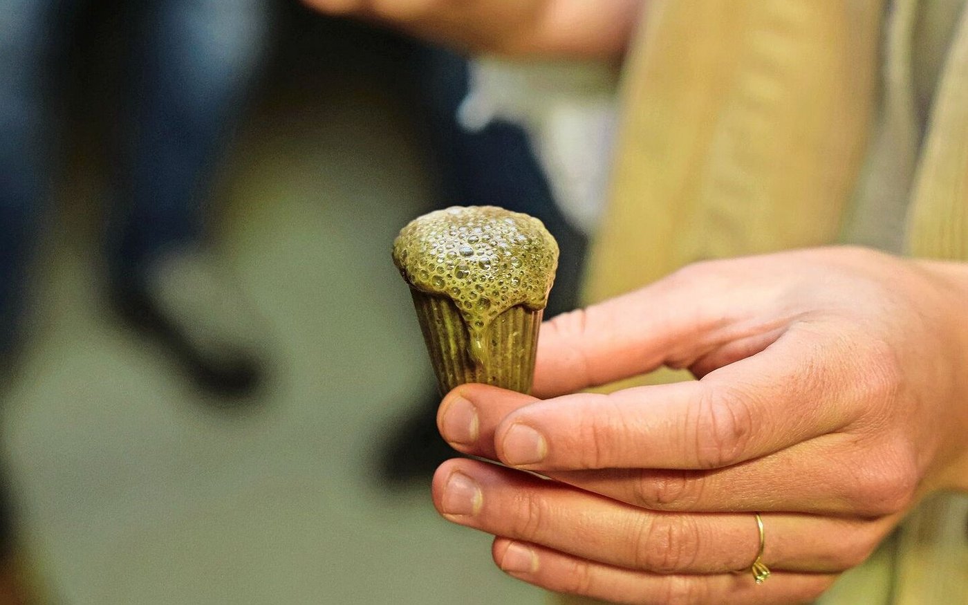 Erde schäumt auf: Kalk ist pflanzenverfügbar. 