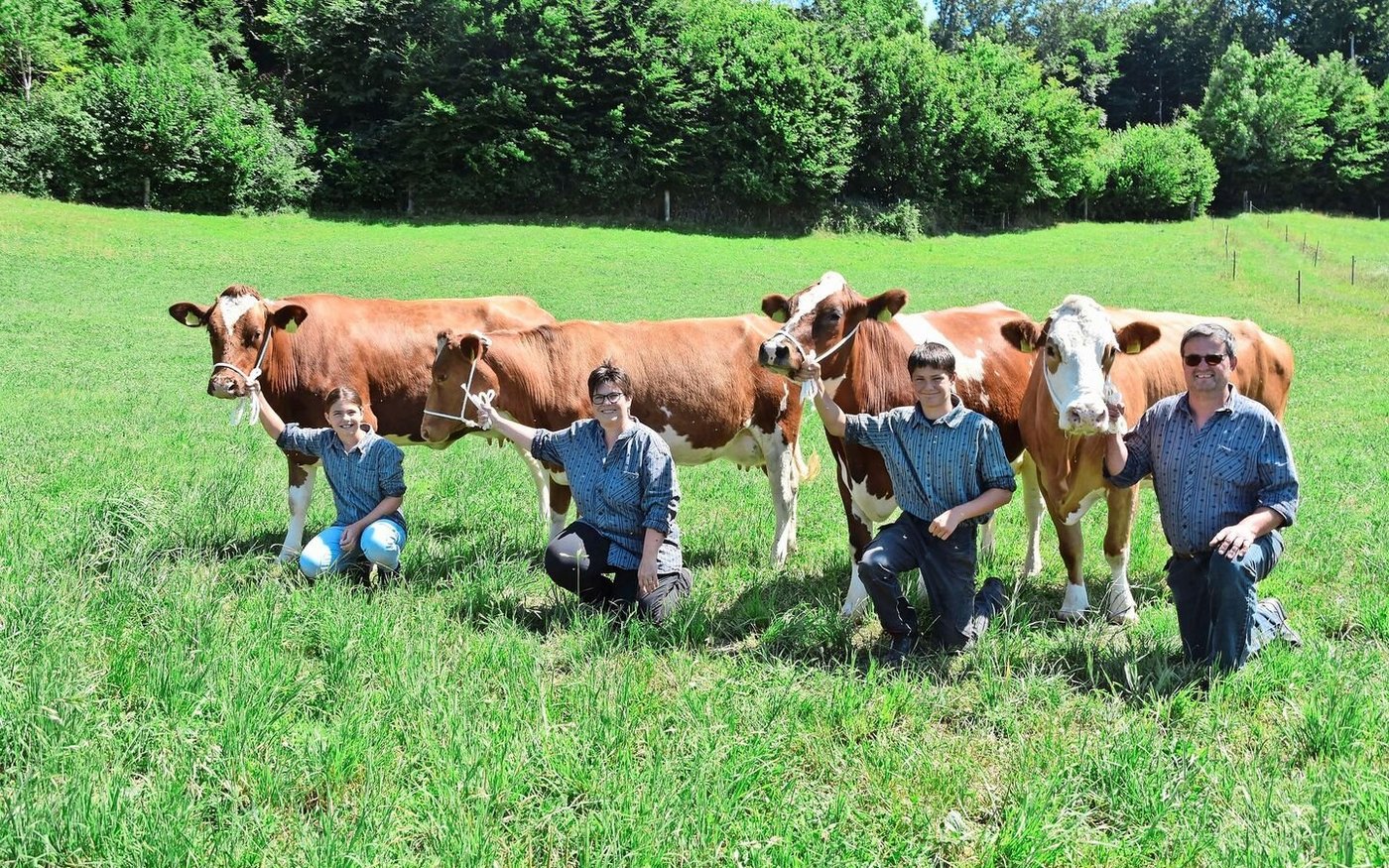 In der Familie Mast sind alle leidenschaftliche SF-Züchter. Rechts Mast’s Benua Baileys, Mutter von KB-Stier Mast’s Behrami P, und die vierte Generation 100 000er-Kuh. 