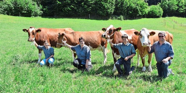 In der Familie Mast sind alle leidenschaftliche SF-Züchter. Rechts Mast’s Benua Baileys, Mutter von KB-Stier Mast’s Behrami P, und die vierte Generation 100 000er-Kuh. 