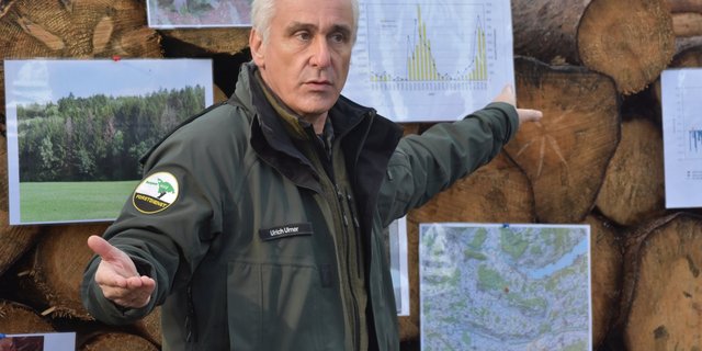 Kreisforstingenieur Ulrich Ulmer zeigte im Eschenzer Waldgebiet «Schoomet» die Entwicklung der Borkenkäferschäden der letzten Jahre auf.(Bilder Thomas Güntert)