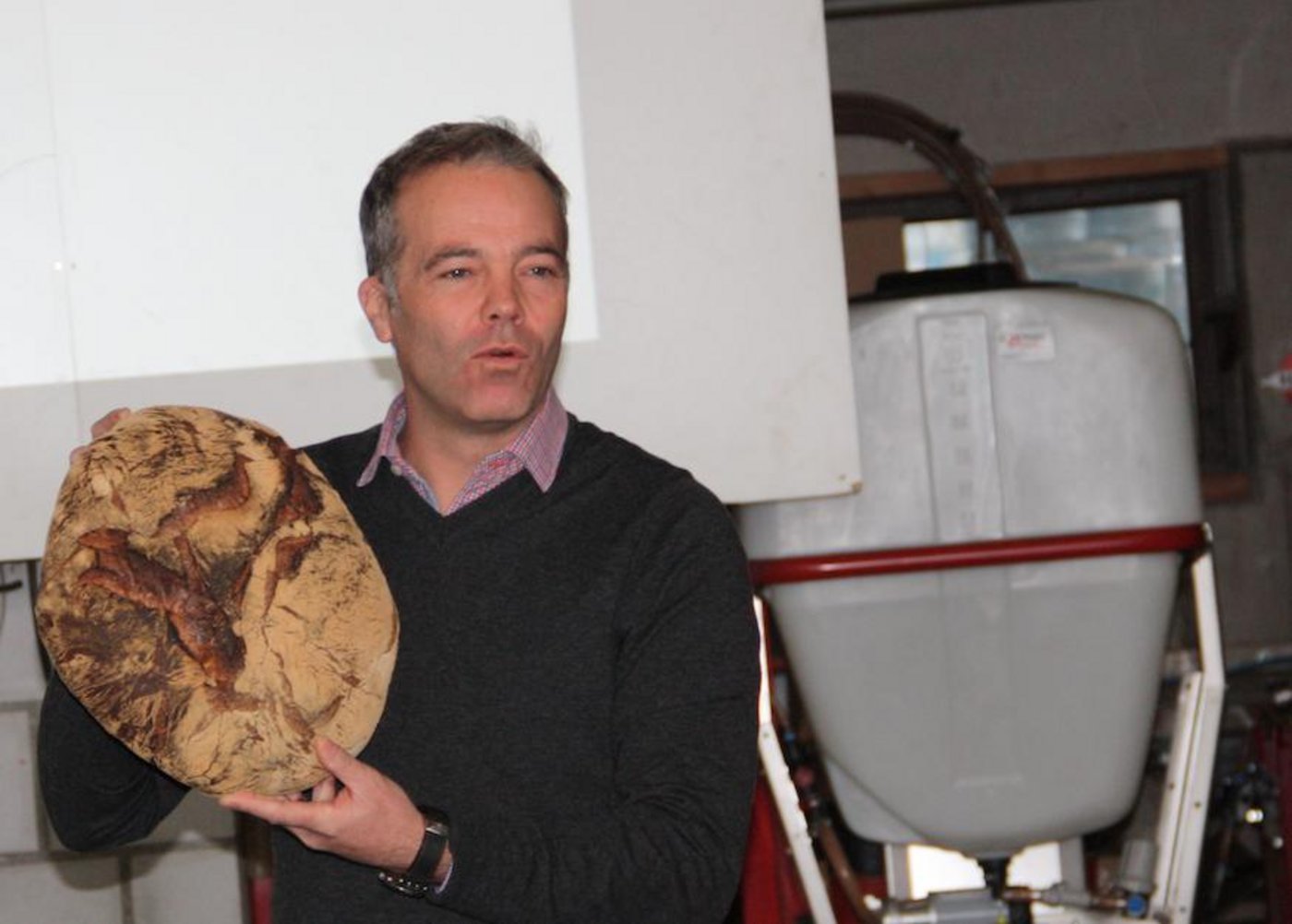 Alexander Reinhard mit dem "Haudäge", eines der 100%-Brote. (Bild aw)