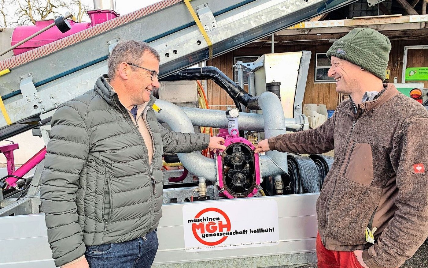 Landwirt Walter Haas jun. (r.) und Geschäftsführer Arthur Koch begutachten den mobilen Gülleseparator der Maschinengenossenschaft Hellbühl, bereit für den nächsten Einsatz. 