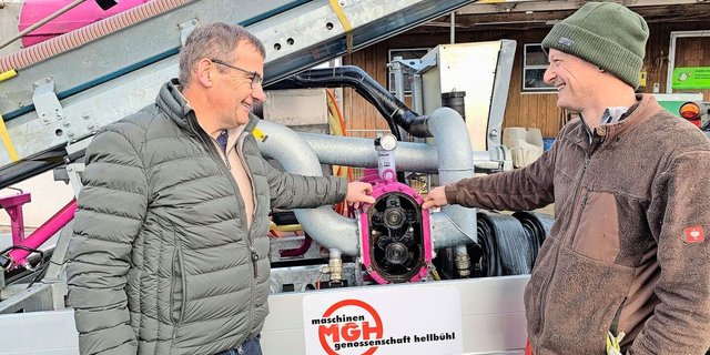 Landwirt Walter Haas jun. (r.) und Geschäftsführer Arthur Koch begutachten den mobilen Gülleseparator der Maschinengenossenschaft Hellbühl, bereit für den nächsten Einsatz. 