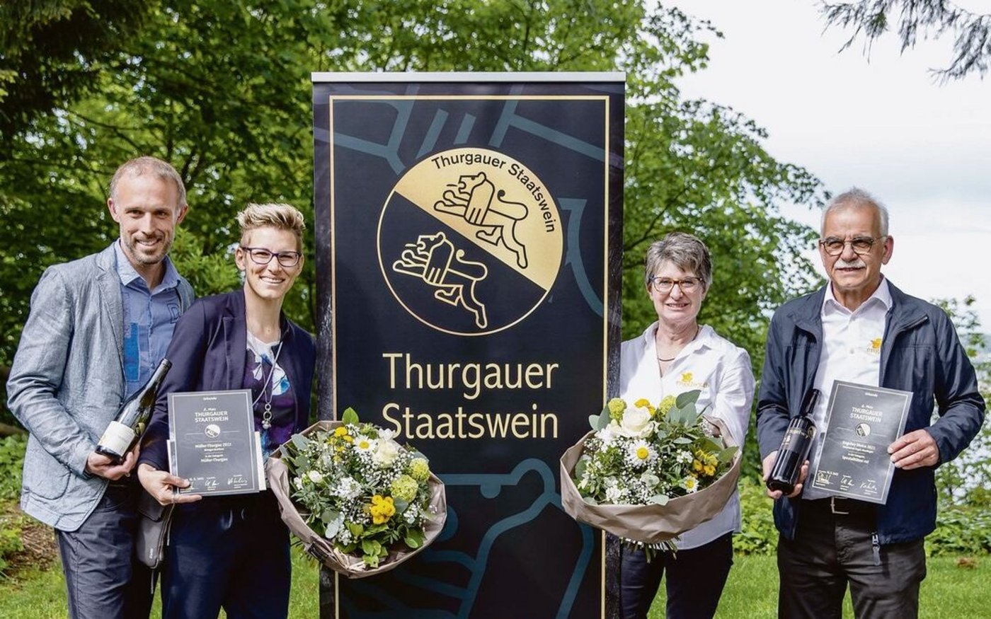 Michael und Nicole Burkhart (links) sowie Sonja Holenweger und Markus Frei präsentieren die beiden Siegerweine.