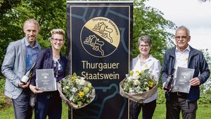 Michael und Nicole Burkhart (links) sowie Sonja Holenweger und Markus Frei präsentieren die beiden Siegerweine.