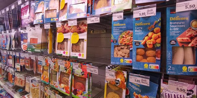 Die Regale mit pflanzlichen Alternativen sind deutlich grösser geworden. (Bilder ep)