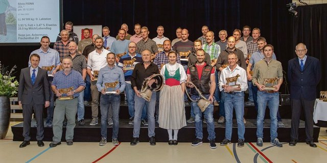 Geehrte 125 000er-Züchter an der 125. DV mit Braunvieh-Präsident Reto Grünenfelder (links) und Direktor Lucas Casanova.