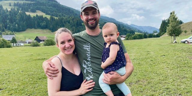 Gemeinsame Heimat in der Schweiz: Laura und Philip Reed und ihre acht Monate alte Tochter Myka. Das Paar hat sich in Griechenland kennengelernt. 