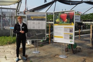 Projekt Aquasan: Vor allem am Wasch- und Befüllplatz muss sauber gearbeitet werden Carole Werdenberg legt dar, welche Herausforderung es bei der Substitution von herkömmlichen Pflanzenschutzmitteln im Beerenbau zu meistern gilt.(Bilder Christian Weber)