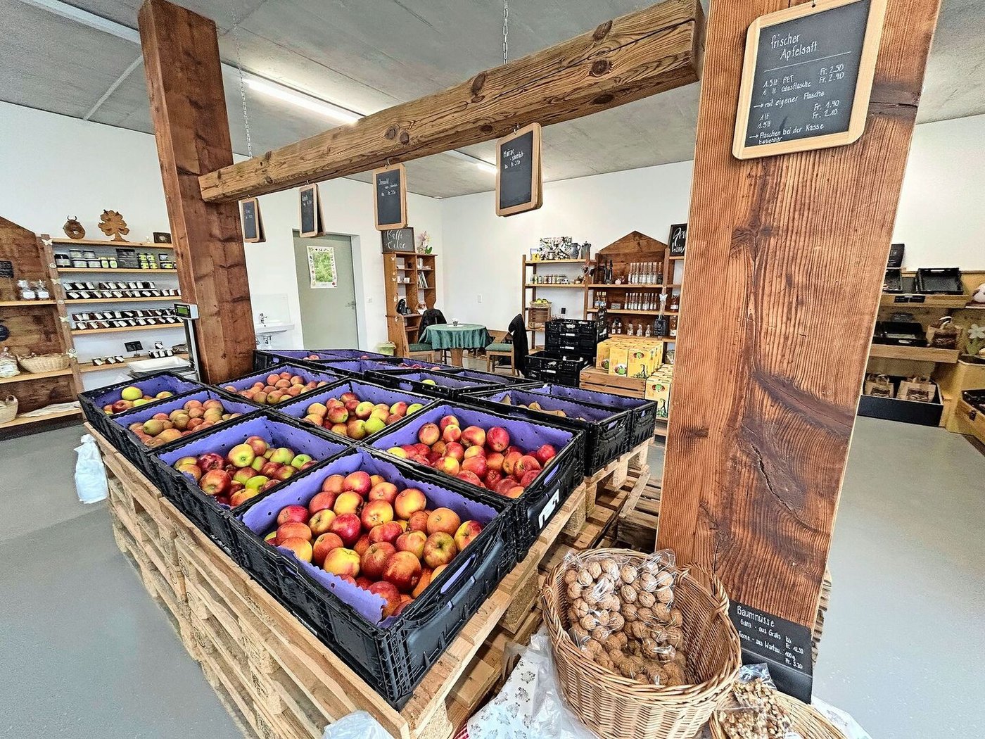 Den grosszügigen Hofladen hat die Familie liebevoll mit alten Balken und Brettern eingerichtet.