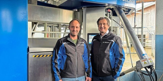 Betriebsleiter Markus Gaxer und Urs Schmid von DeLaval (v.l.). Als Testbetrieb durfte der Thurgauer Landwirt das neue Zellzahlmessgerät von DeLaval bereits vorgängig testen.  