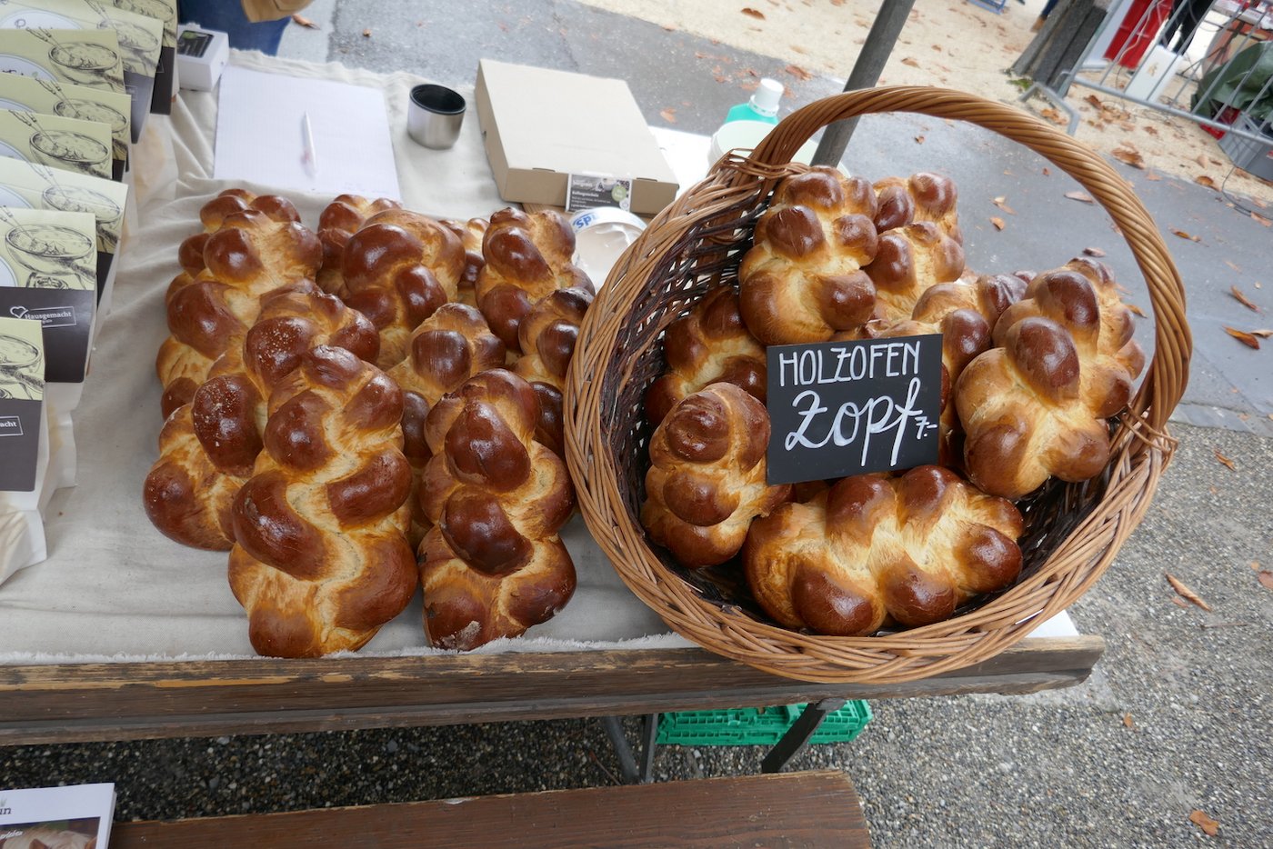 Zum Käse wurden auch verschiedene andere leckere Spezialitäten wie Zopf oder Brot zum Verkauf angeboten.