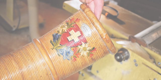 Die Sommerserie der Nordwestschweiz befasst sich auch mit der Alphornmacherei. Dieses Exemplar ist das älteste Alphorn, das auf dem Knubbel in Eggiwil entstanden ist. (Bild Daniela Joder) 