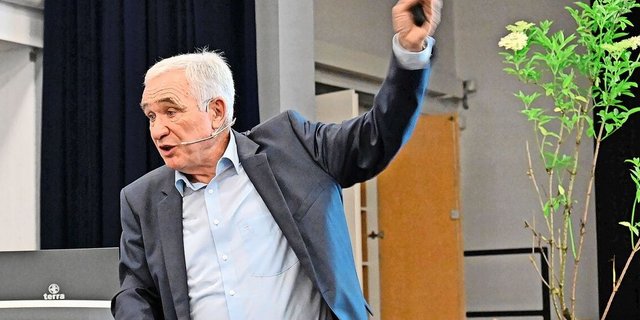 Energiegeladen und mit viel Humor erzählt Hanspeter Latour von seiner Leidenschaft für die Natur.