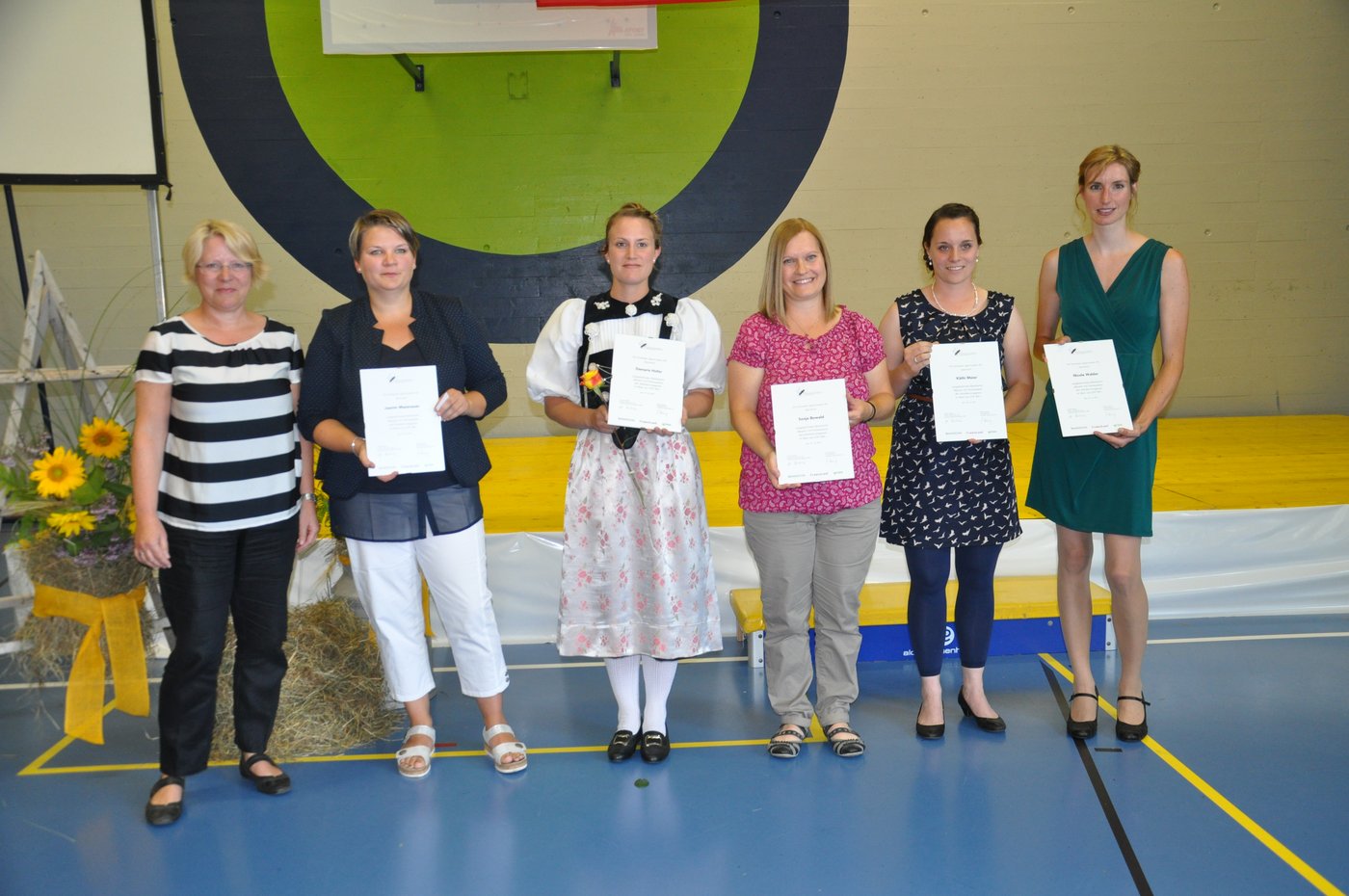 Barbara Köing, die Geschäftsführerin der Schweizer Agrarmedien AG, überreicht den Preis für die besten Noten an Sonja Bowald aus Walchwil, Damaris Hofer aus Aeflingen, Jasmin Mazenauer aus Gontenbad, Käthi Meier aus Waltenschwil und  Nicole Walder aus Glattfelden. (Bild nb)