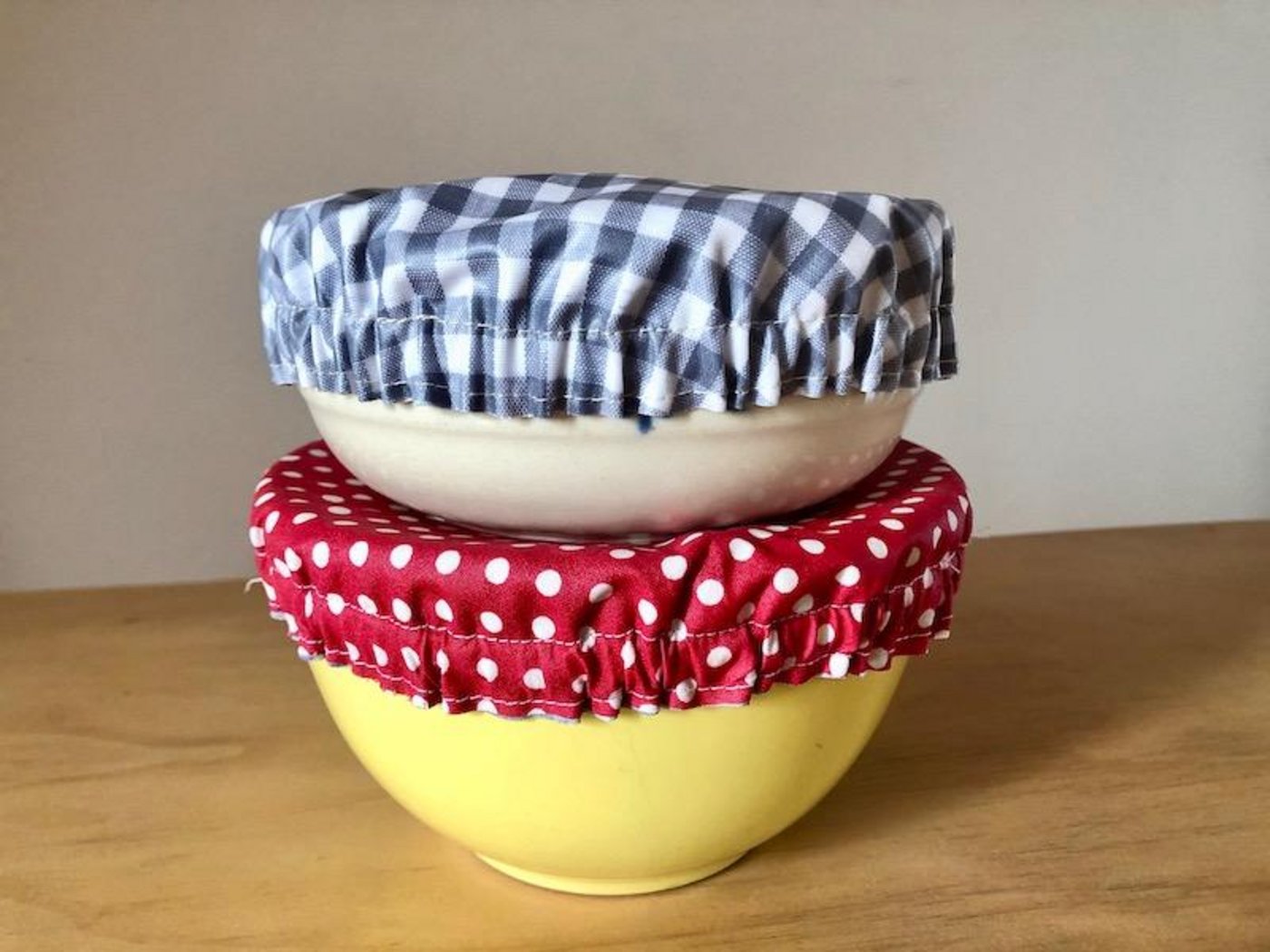 Flex-Cover für Schüsseln sind schnell genäht und mehrfach verwendbar. (Bilder Esther Thalmann)