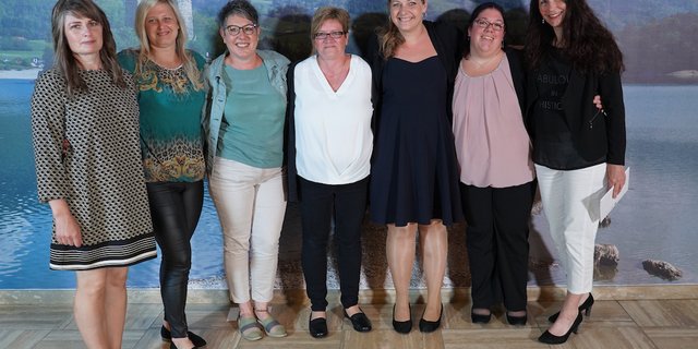 Im Beisein von Familie und Ausbildern(innen) durften die frisch gebackenen Hauswirtschaftsfachfrauen des deutschsprachigen Teils des Kantons Freiburg  ihre Diplome entgegen nehmen.