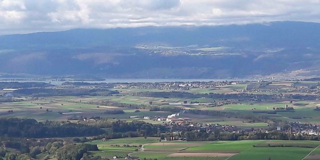 Die Zukunft der Böden des Drei-Seen-Lands, im Bild Blick vom Chutzenturm, Gemeinde Seedorf, Richtung Bielersee, ist ungewiss. (Bild aw)