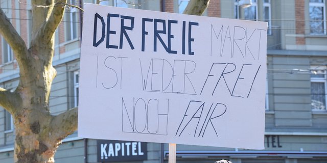 Mit dem Witrschaftssystem ist der Träger dieses Plakats offensichtlich unzufrieden. (Bild jsc)