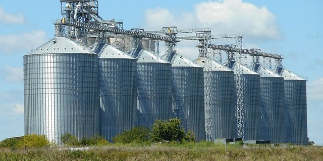 Wegen der schwierigen Rettung aus dem Silo konnte der Arbeiter nach Stunden nur noch tot geborgen werden. (Symbolbild Pixabay)