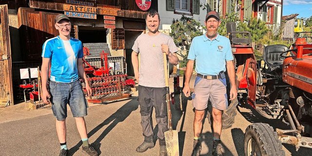 Junior Laurin Moser, Strickhofberater Serge Braun und Betriebsleiter Res Moser zeigten die Vorteile von Untersaaten auf. Im Hintergrund die Gerätschaft für die Bodenbearbeitung. 