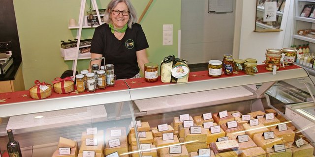 Désirée Kreuzer von der Chäsi Muri freut sich jeden Tag am grossen Sortiment von 200 Sorten  Schweizer Käse.  (Bild Hans Rüssli)