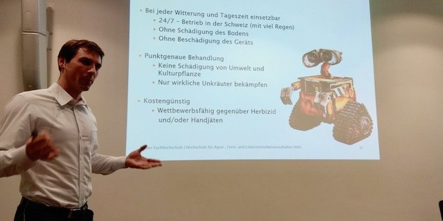Martin Bauer der Gruppe Agrar- und Verfahrenstechniken stellte einen Roboter zur Unkrautvertilgung vor. Dieser funktioniert mit Hochfrequenzerwärmung. (Bild Alice Sager)