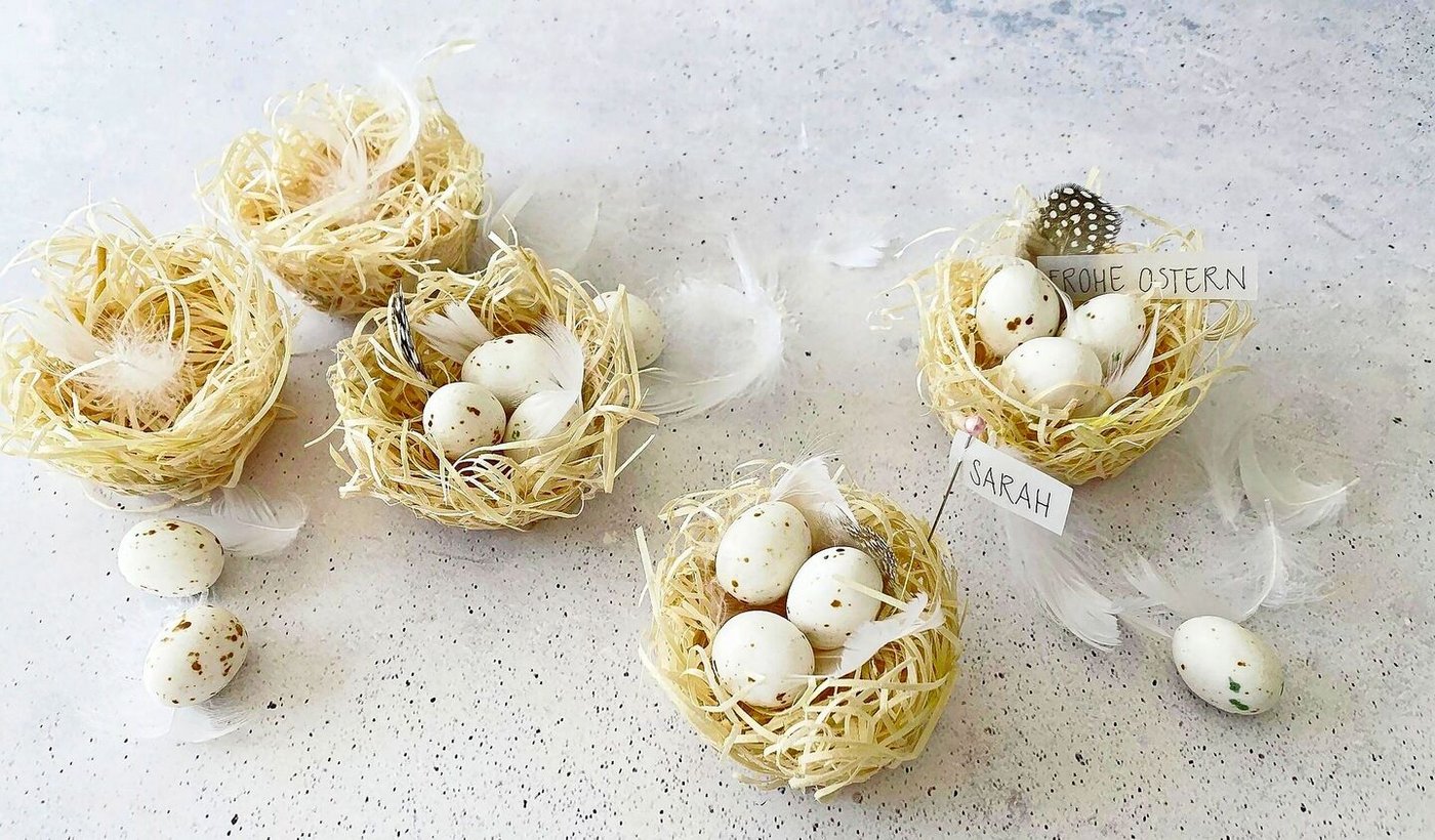 Unkompliziert zum Fertigen und dekorativ auf dem Tisch: Mini-Osternestchen aus Ostergras. 