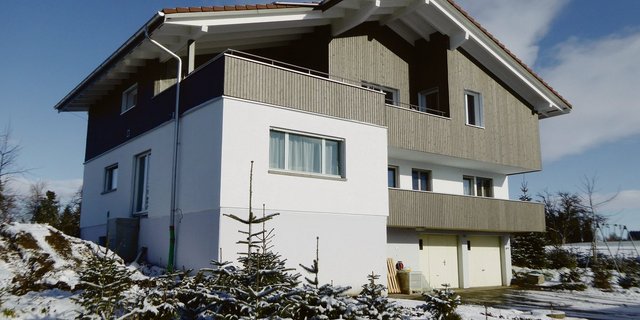 Der Ersatzneubau für ein Wohnhaus mit zwei Wohnungen. Viel Holz, aber nicht nur. Unterbau und gemauertes Treppenhaus (l.) wurden übernommen. (Bild Hubert Meier)