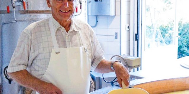 Der Milchkäufer des mit Gold prämierten Käsers ist dessen Sohn Pierre Reist. (Bild Josef Jungo)