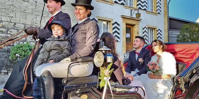 Tanja Spring mit Neffe und Partner David Barras auf dem Kutschbock führen Carola Spring und Xavier Juillard zum Standesamt. 