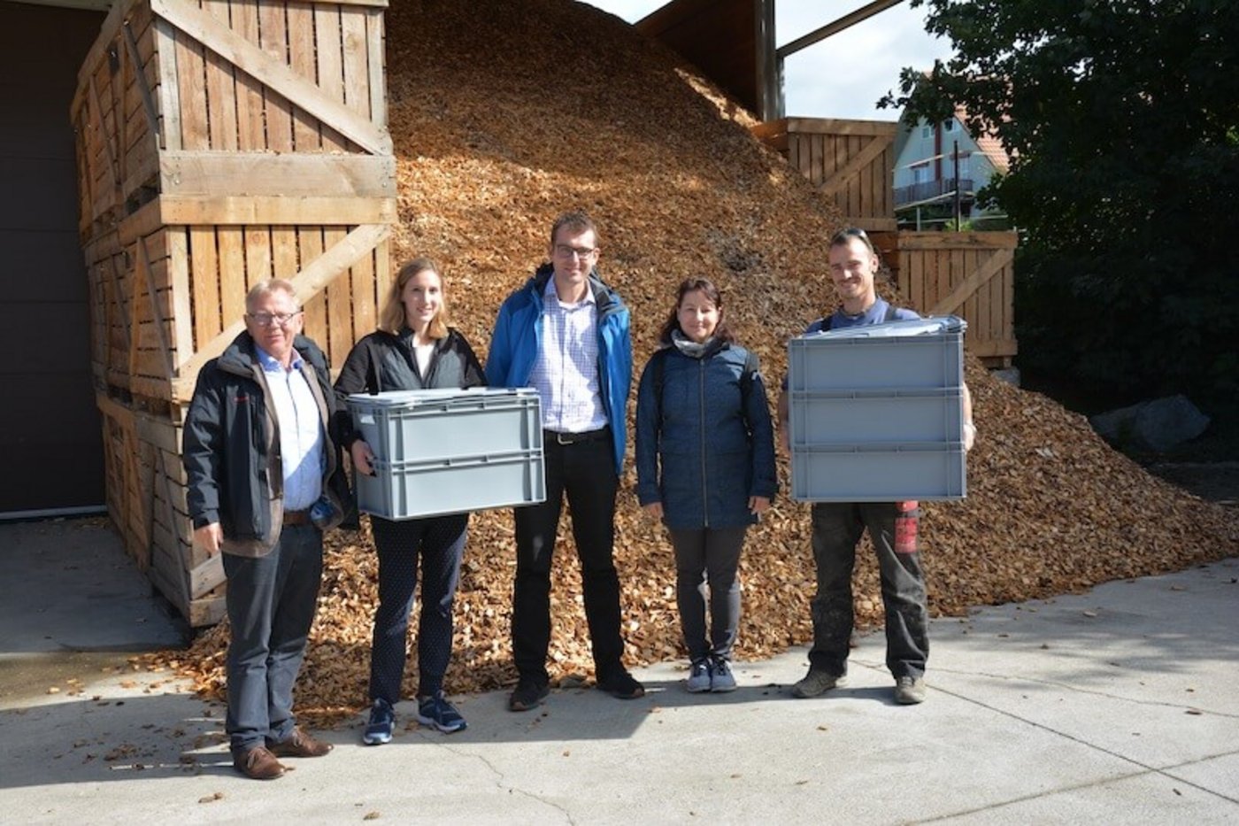 Bei der Übergabe der Insekten: v.l.r.: Fritz Burkhalter, VSP, Fabiola Neitzel, Studentin,  Dr. Martin Rühl, Fraunhofer IME,  Christa und Stephan Kunz, Landwirtschaftsbetrieb. (Bild zVg)