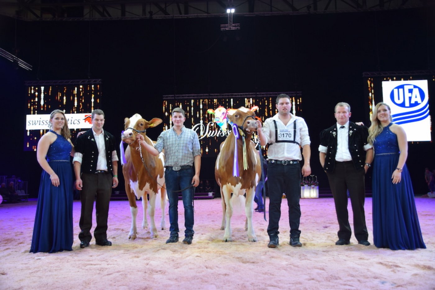 Als Grand Champion der Swiss Fleckviehschau ging schlussendlich  Orlando Nikita (rechts) von Markus und Joel Fankhauser und Werner Sommer aus Süderen BE, vom Platz. Ihr folgte mit Hardy Bonny von der BG Jungen aus Kiental BE, die Reserve. Nikita wurde auch noch zur Supreme Champion der Zweinutzungsrasse.