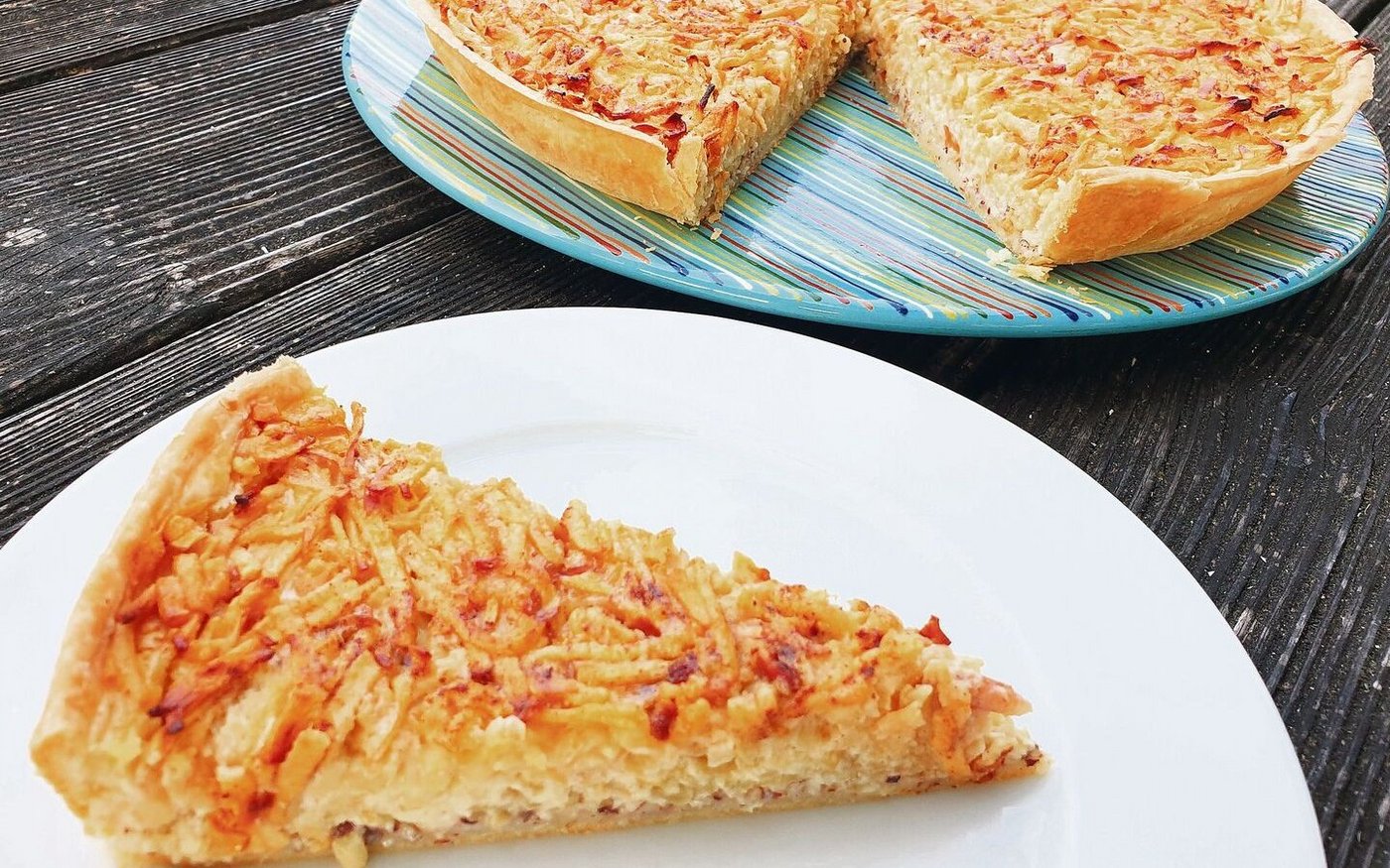 Geraffelte Äpfel auf hausgemachtem Teig, ein Guss aus Rahm, Ei und Zucker mit einem Hauch Zimt – schlicht, einfach, köstlich.