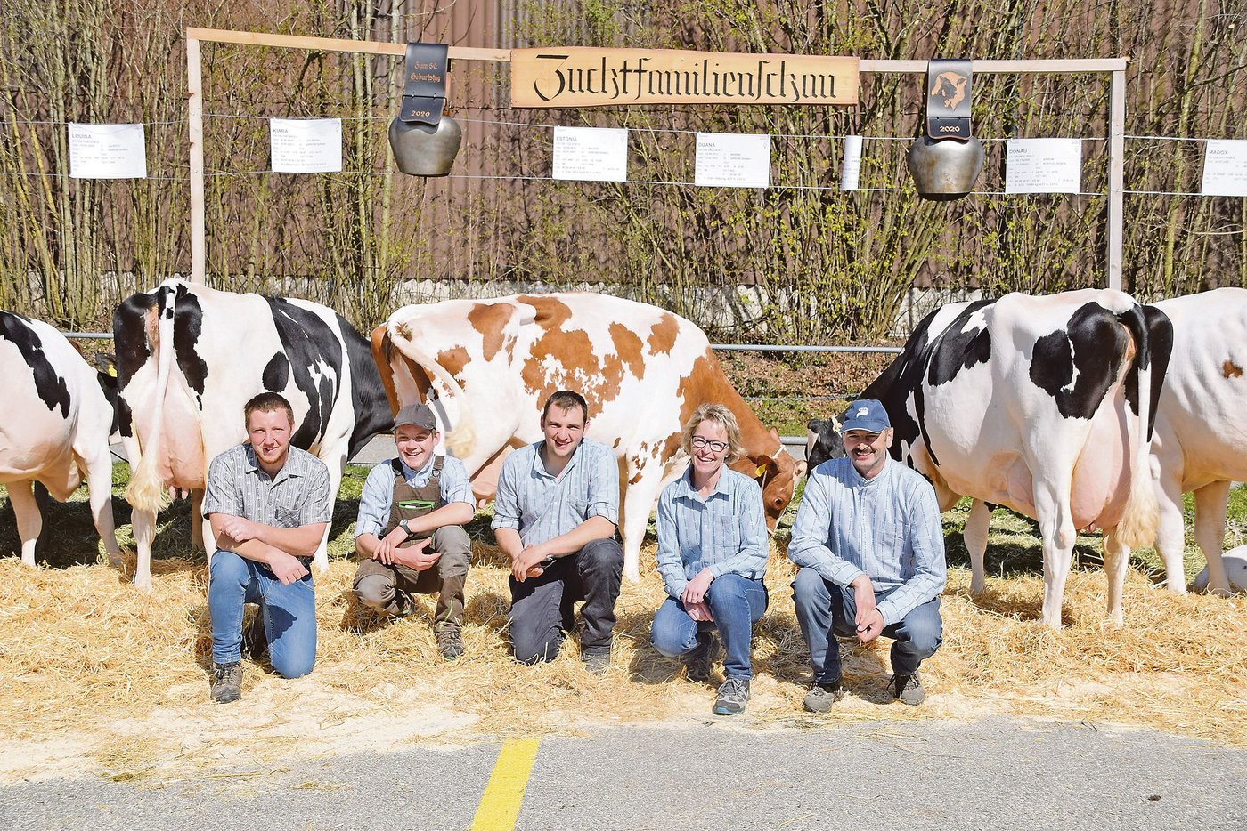 Christine und Jürg Streit (rechts) mit ihren Helfern. Auf dem Bild die Zuchtfamilie der Kuh Arrow Donau, welche nach 2017 schon zum zweiten Mal präsentiert werden konnte. Dieses Jahr reichte es für 80 Punkte, was die Klasse A bedeutete.