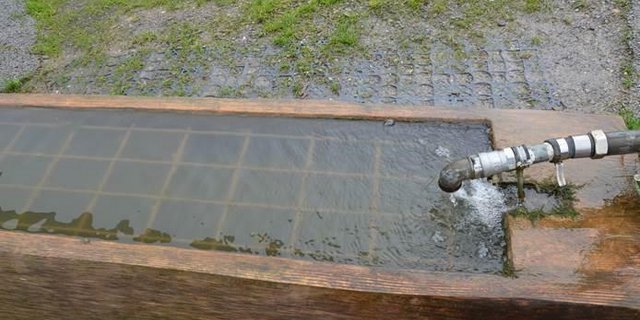 Unfall mit einfachen Mitteln. Ein Gitter im Brunnen schützt Kinder vor dem Ertinken. (Bilder BUL)