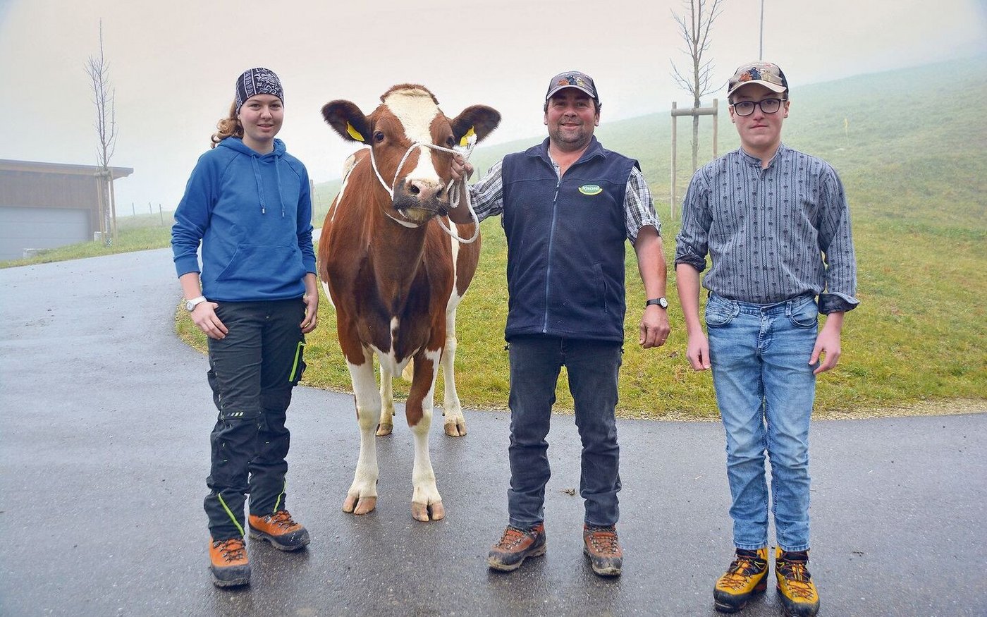 Züchter Leo Zwyer mit Junior Thomas, der Lernenden Jana Bucher und seiner Lieblingskuh Edison Edina, eine SF-Erstmelk.
